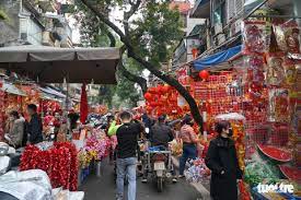 Thị trường đồ trang trí Tết, hàng Việt vẫn chưa lên ngôi